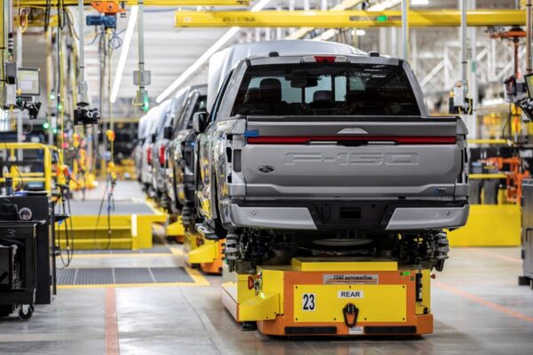 Ford’s next F-150 Lightning will have a gas generator as it pivots away from large EVs 