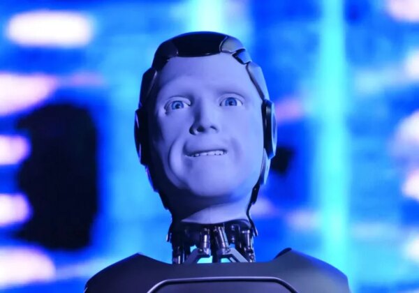 Russia's first humanoid robot debuts &ndash; and immediately eats the floor