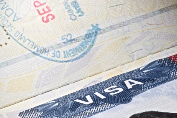Google and Apple reportedly warn employees on visas to avoid international travel