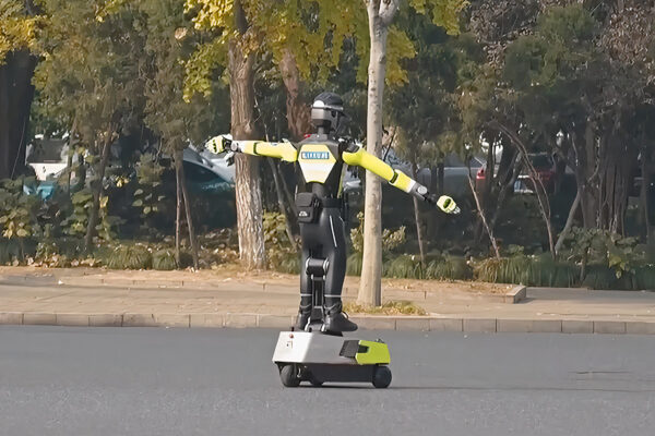 Hangzhou’s New Street Sentinel is a Traffic Robot That Steps Up to Guide the Chaos