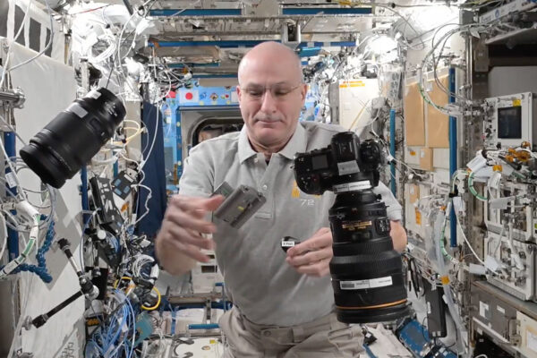 NASA Astronaut Shows How You Swap Camera Batteries in Space