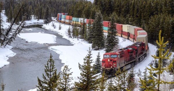 How Can a Locomotive Pull a Long Train That’s Much Heavier?