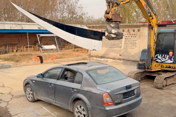 Handy Geng Turns a Loss to His Brother Into Victory With a Giant Sword on an Excavator