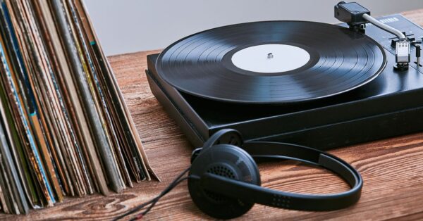 Where to Shop for Vinyl Records Online (2026): Discogs, Bandcamp, Ebay