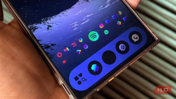 I added a Windows-style taskbar to Android, and it just makes sense