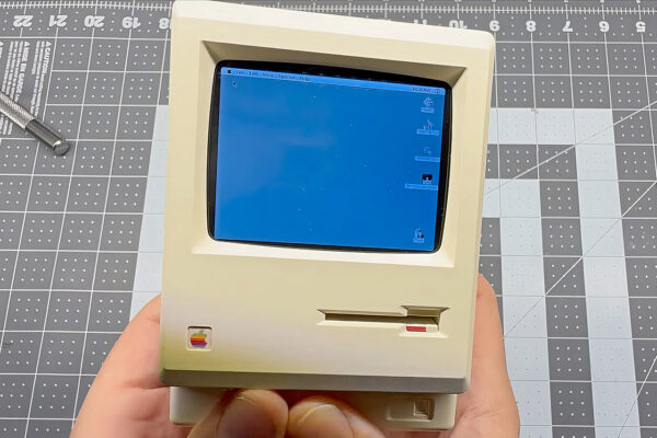 This Twenty-Dollar Maclock Clock Boots the Real Macintosh Desktop